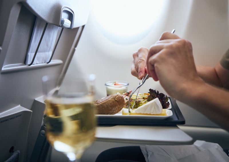Zašto hrana u avionu ima drukčiji okus i koje namirnice najbolje 'funkcioniraju' na velikim visinama?