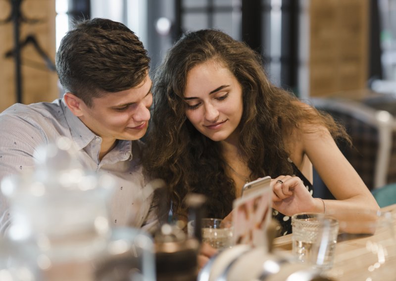 Žene sve manje žele muškarce koji se prave nezainteresirani. Novi dating trend ima potpuno suprotan naziv