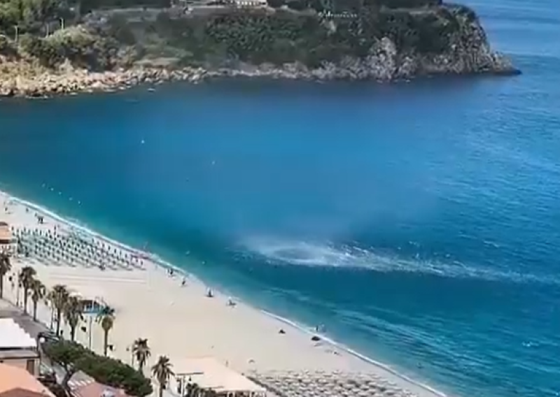 VIDEO Kaos na plaži: Sunčan dan pretvorio se u panično bježanje