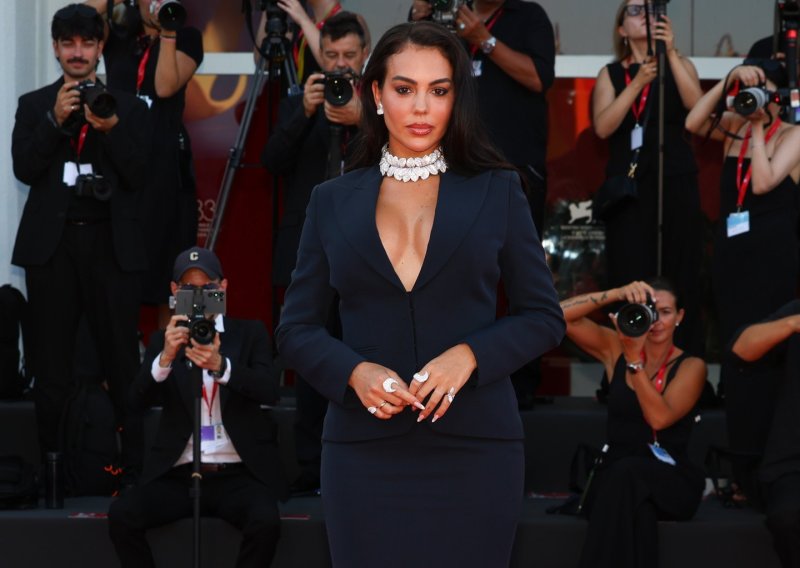 Prvi put na crvenom tepihu nakon vjenčanja: Georgina Rodriguez u Veneciji očarala u odvažnoj kombinaciji