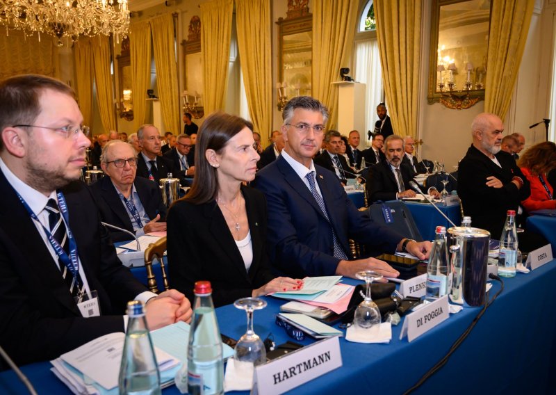 FOTO Evo gdje je Plenković dok Zagreb 'gori': Pljušte komentari