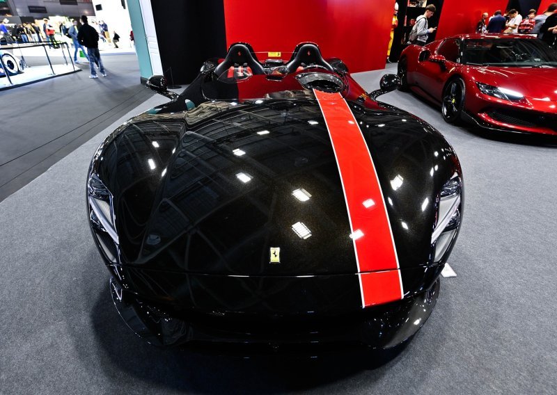 Ferrari od 3,7 milijuna funti policija je oduzela nakon manje od pola sata: Onda je policajac napravio nešto još luđe