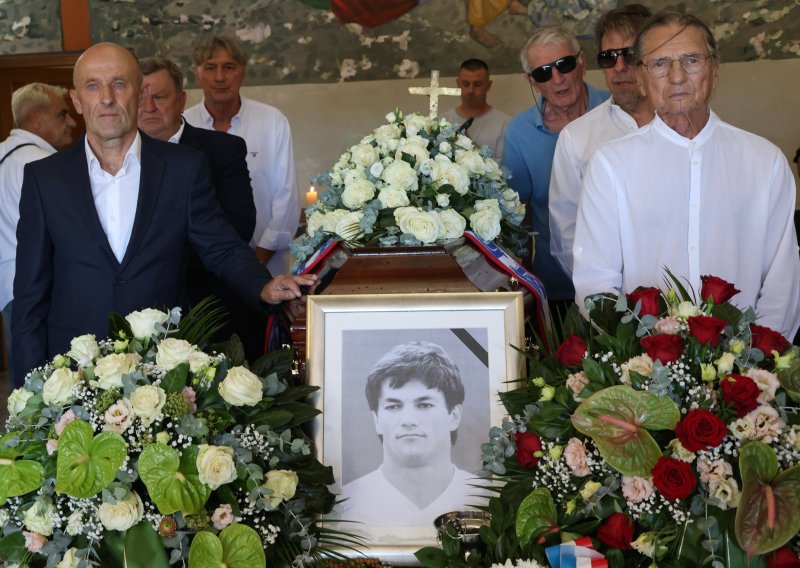 FOTO U Zmijavcima pokopan Ivan Gudelj: Pogledajte tko se došao oprostiti od legende Hajduka