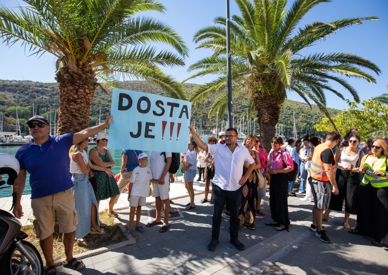 Nisu mogli do Zagreba pa organizirali svoj skup: Dubrovnik hodao za Liku uz Omblu