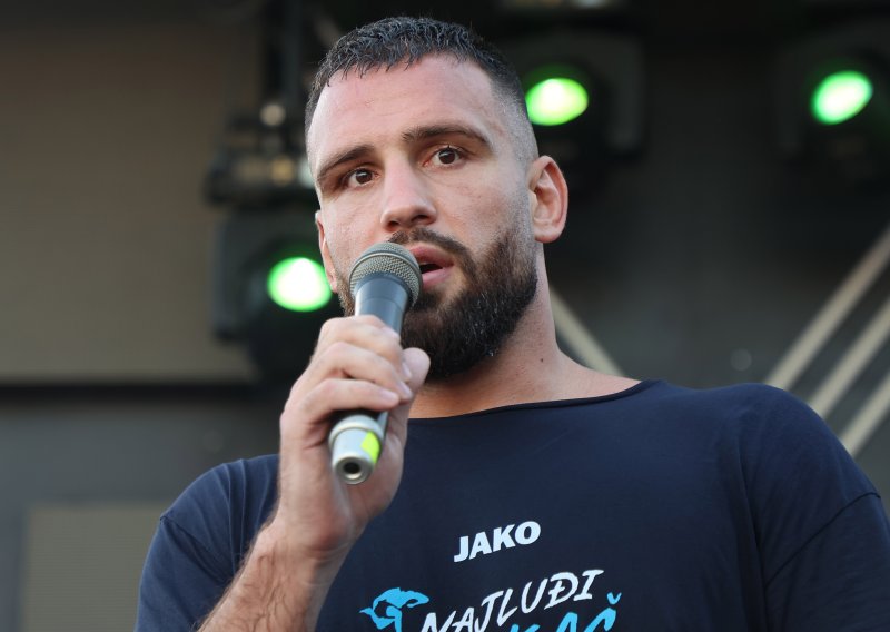 Plazibat napravio kaos na sučeljavanju: Odgurnuo protivnika, zaštitari intervenirali