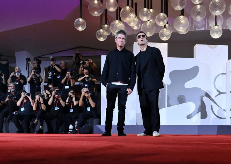 Noel brisao suze, Liam gledao na sat: Braća Gallagher napravila show u Veneciji