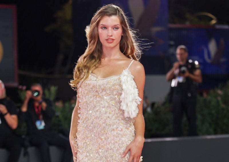 Kći Mille Jovovich odrasla je i nevjerojatno sliči majci: U Veneciji zablistala poput princeze