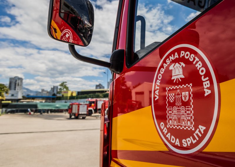 Zapalila se stara zgrada u Sitnu Donjem, vatrogasci se bore s vatrom