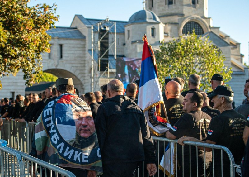 FOTO Tisuće ljudi na ispraćaju Ratka Mladića u Beogradu: Stigli i zloglasni Rusi