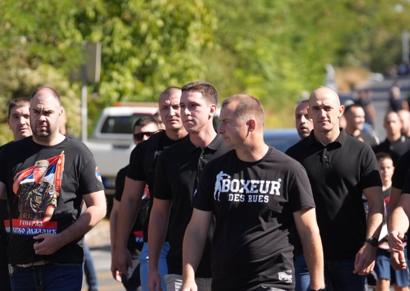 FOTO Vučićev sin došao se nakloniti Mladiću, pojavili se i drugi poznati