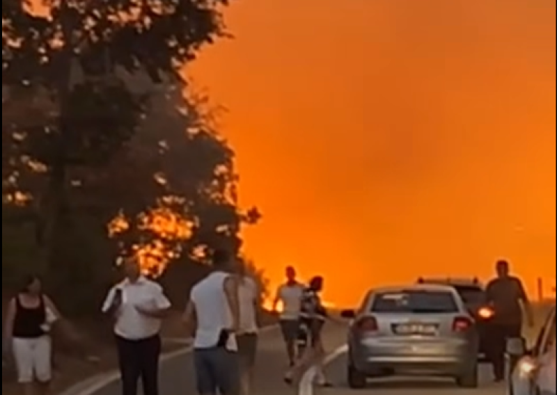 VIDEO Dramatična noć kod Bileće: Putnici bježali pred vatrenom stihijom, stigla strašna snimka