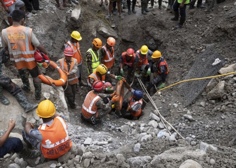 U Nepalu još traje potraga za nestalima: Spasioci sada pretražuju tri tunela
