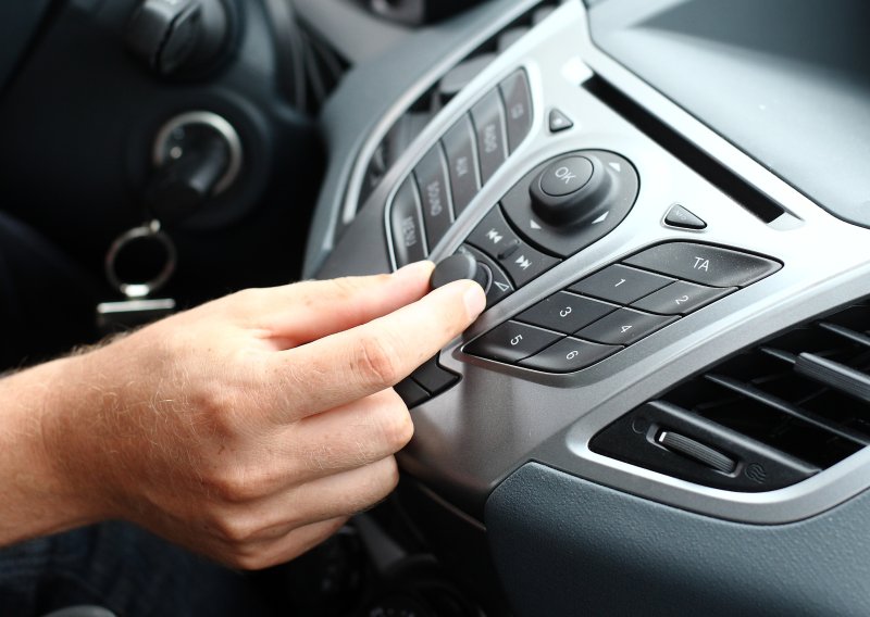 Primijetili ste da odjednom stišate radio dok vozite? Mozak tada radi upravo ovo