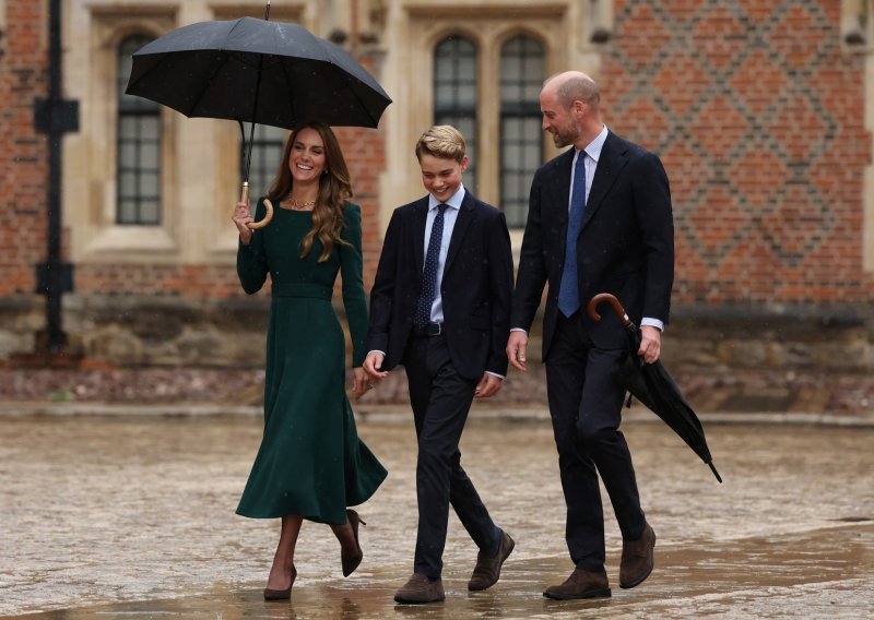 Budući kralj krenuo u novu školu: Princ George danas započeo školovanje na Etonu, stigao u pratnji Kate i Williama