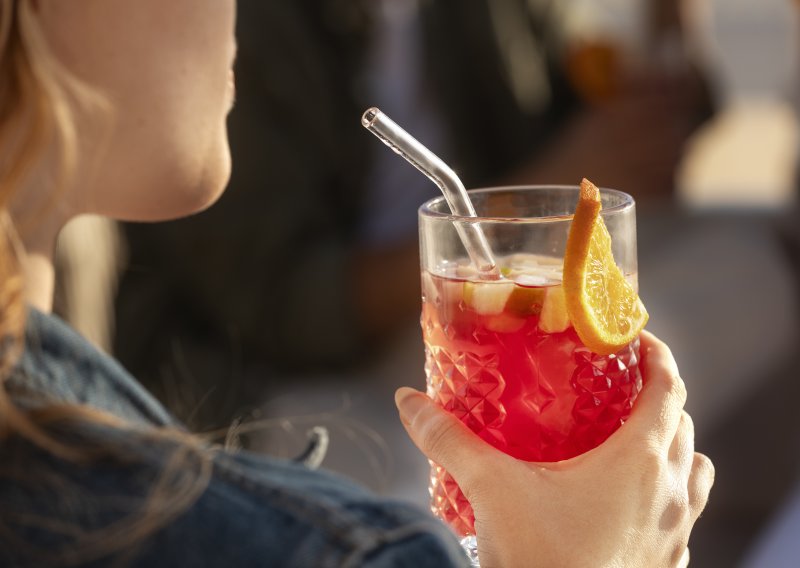 Mnogi ih vole, ali gastroenterolog ih izbjegava: Evo koju vrstu pića nikad ne naručuje u restoranu
