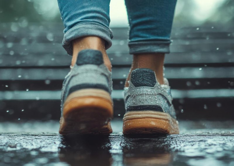 Kiša vam je natopila tenisice? Evo kako ih najbrže osušiti i spriječiti da se usmrde