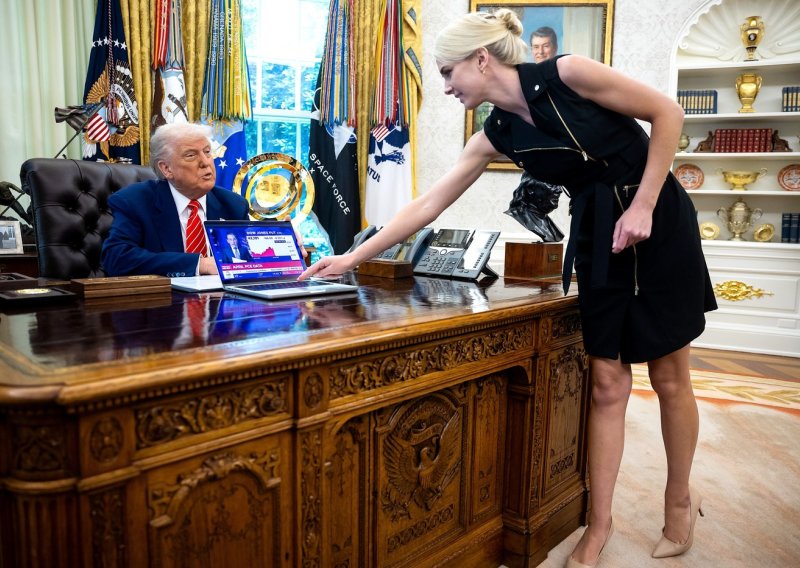 Trump odrješio kesu za svoju 'posebnu asistenticu': Poklonio joj 45 tisuća dolara