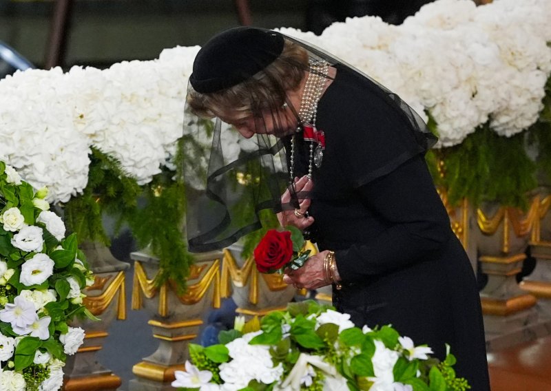 Fotografije koje slamaju srce: Kraljica Sonja oprostila se od voljenog Haralda, zajedno su bili više od 60 godina