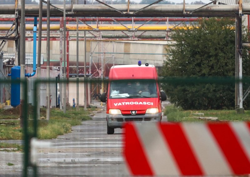 Ugašen požar u Petrokemiji, službe i dalje na terenu
