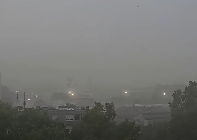 VIDEO Oluja pogodila Slavoniju: Jak vjetar nosio sve, gromovi palili krovove