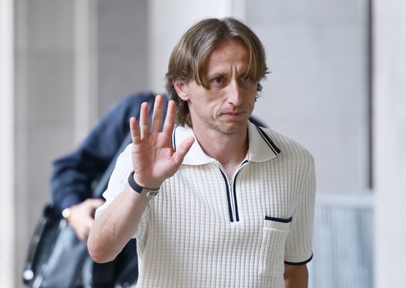 Najdraži zagrljaj za 41. rođendan: Luka Modrić dirnuo rijetkom fotografijom s majkom i ocem