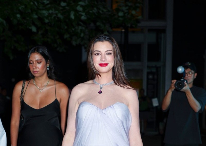 Anne Hathaway blista u visokom stupnju trudnoće: Nježna lila kreacija i upečatljiv nakit za večer iz snova
