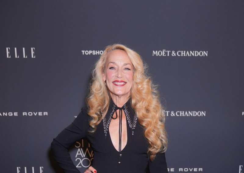 Raskošni dekolte i visoki prorez: Jerry Hall ukrala šou u Londonu u haljini čistog glamura