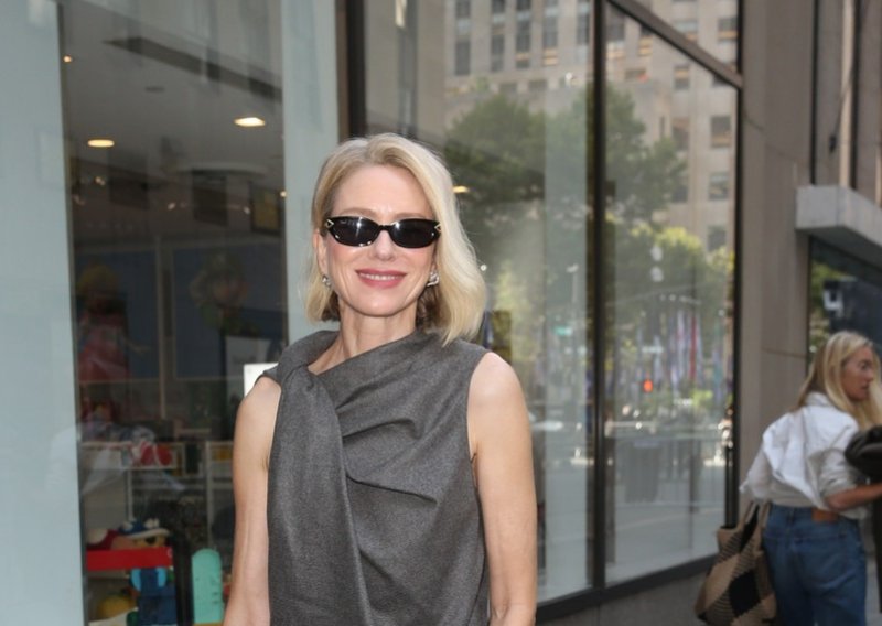 Zaboravite na dosadna odijela: Naomi Watts demonstrirala kako nositi asimetriju i zmijski uzorak