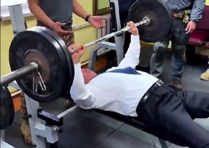 Mongolski predsjednik pokazao zavidnu snagu: S 58 godina podigao 100 kilograma