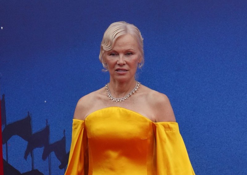 Čista filmska čarolija: Zlatno žuta haljina s dugim šlepom pretvorila Pamelu Anderson u kraljicu Mostre
