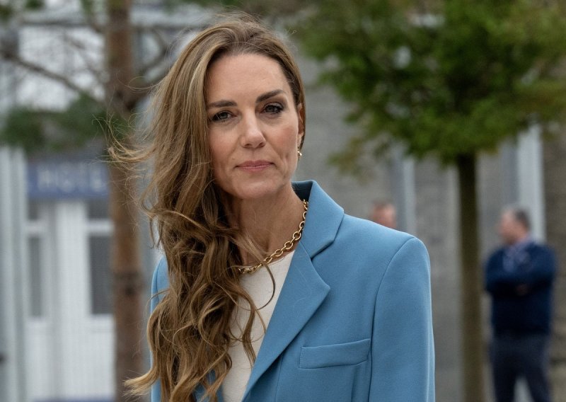 Kate Middleton zna kako poslovno odijelo pretvoriti u modni pogodak: Ova boja joj stoji besprijekorno