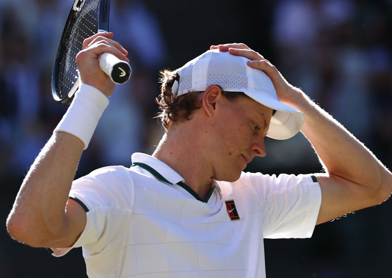 Htjeli su dirati u jedno od svetih pravila tenisa pa napravili kaos. Australian Open odmah povukao ručnu