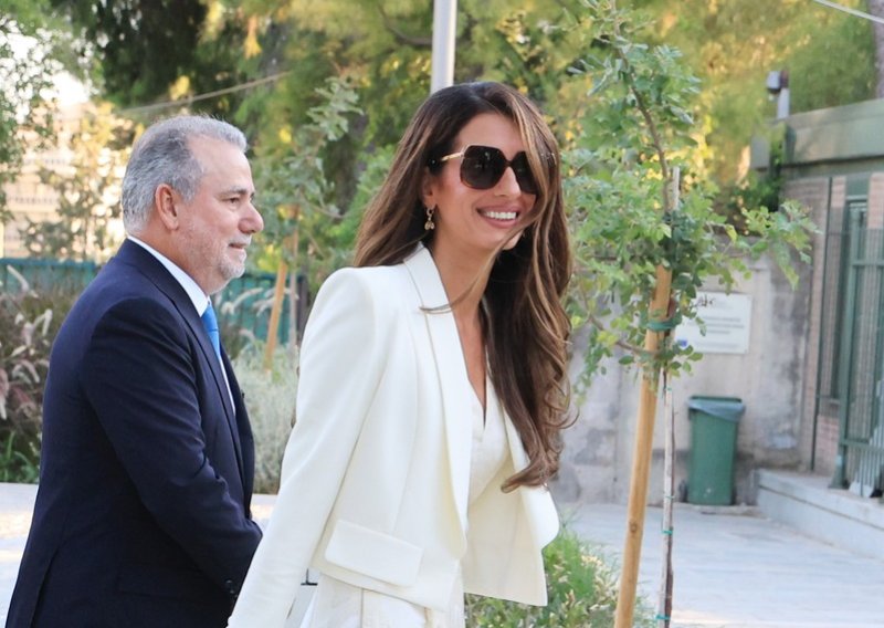 Amal Clooney u bijelom od glave do pete: Hlače širokih nogavica i minijaturni sako za besprijekoran poslovni glamur