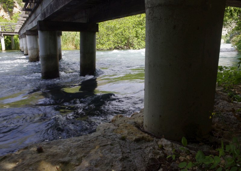 Betonskom građevinom preko sedrene barijere u NP Krka