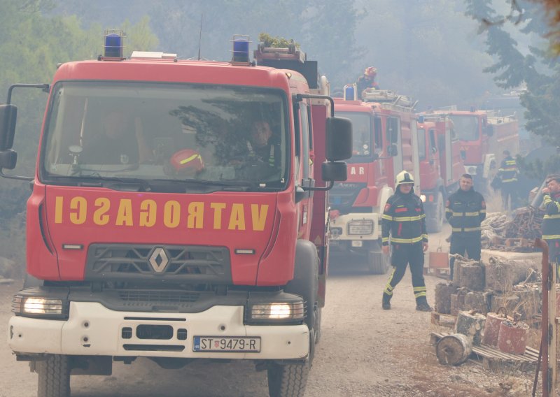 Požar na Braču i dalje van kontrole: Evakuirani ljudi iz ribogojilišta 'Sardine'