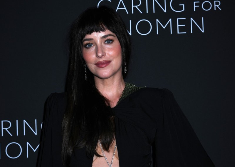 Dakota Johnson pokazala novu boju kose, a u dramatičnoj haljini izgledala je poput gotičke heroine