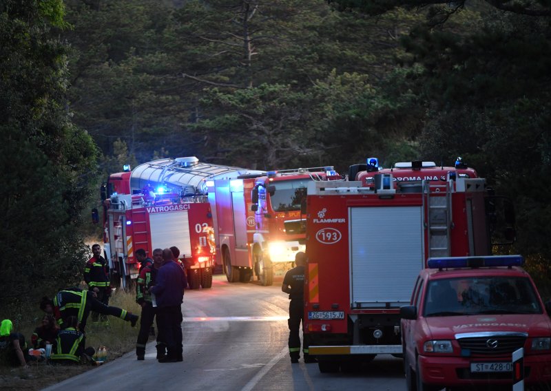 Održan krizni stožer na Braču: Na terenu je 176 vatrogasaca s 53 vozila