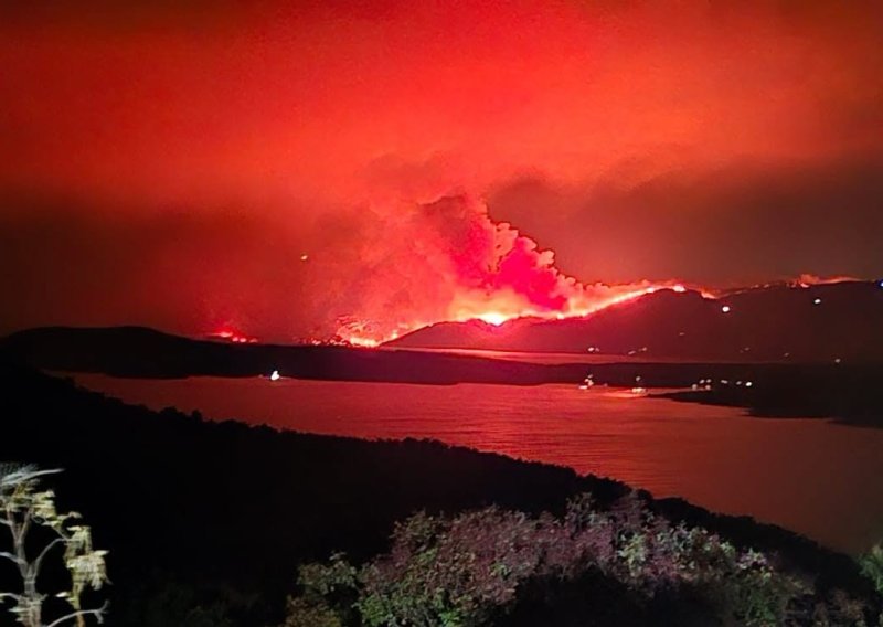 VIDEO Požar opet ojačao, ide prema Milni. Vatrogasac: 'Okruženi smo, ne možemo vanka'