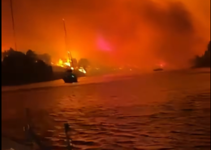 VIDEO Dratične snimke s Brača: Vatra stigla do same Milne, ljudi s brodova gledali kako im gore parcele – 'Evo, trud gori'
