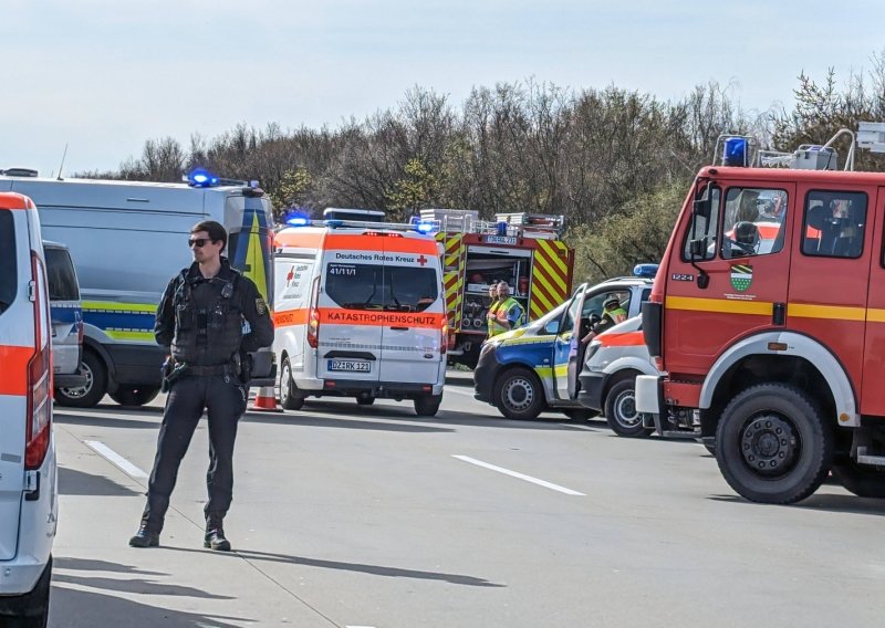 Teška nesreća u Berlinu: Autobus udario u drvo, ozlijeđeno 11 osoba