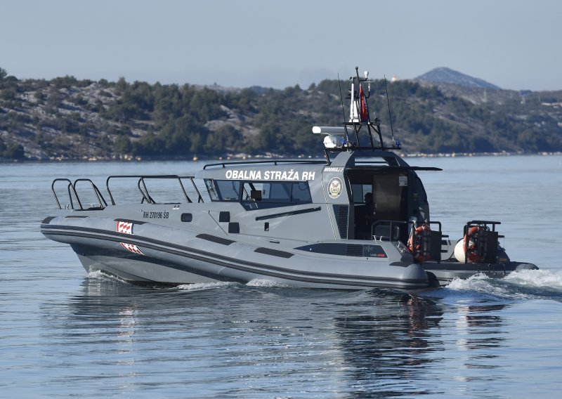 Usred požara na Braču 'Modruljom' evakuirana trudnica i dvoje pacijenata