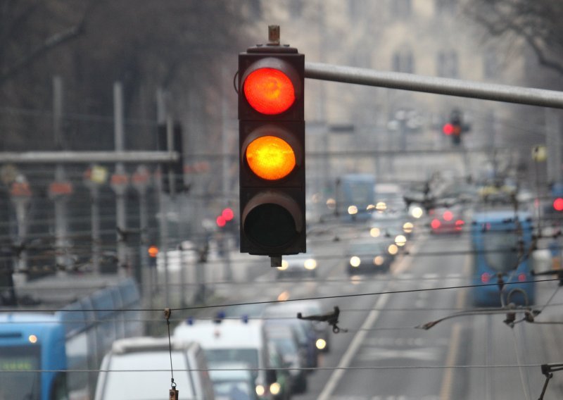 Upalilo se žuto, a vi ste već krenuli: Evo kada smijete proći, a kada vas čeka kazna od čak 2700 eura