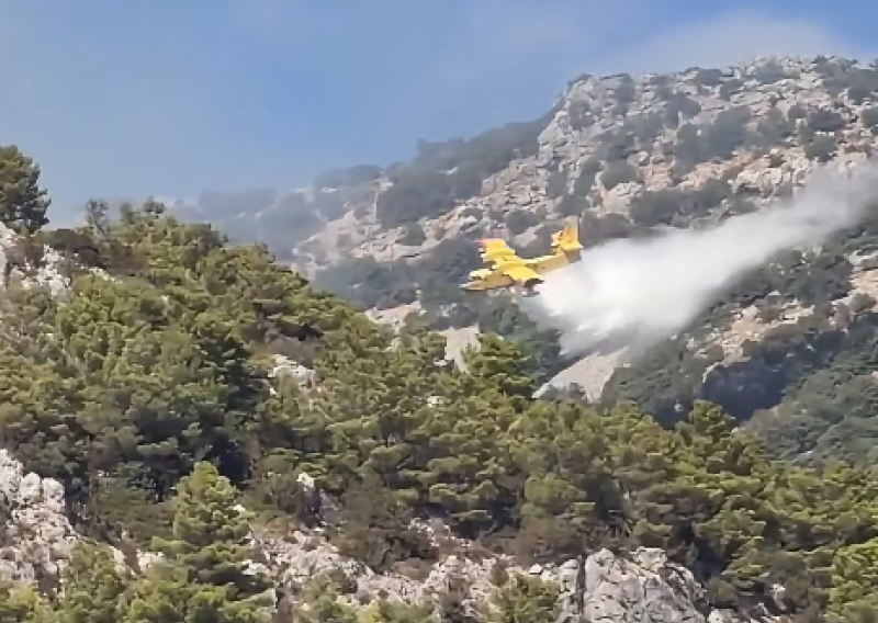 VIDEO Buknuo novi požar na Braču! Stigao još jedan kanader