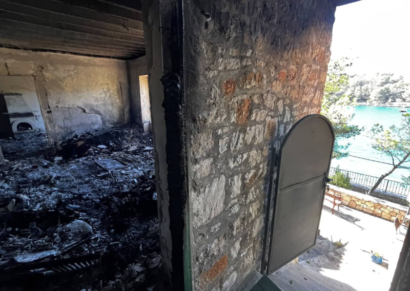 FOTO Požar progutao konobu na području Milne: Od nje su ostali samo zidovi