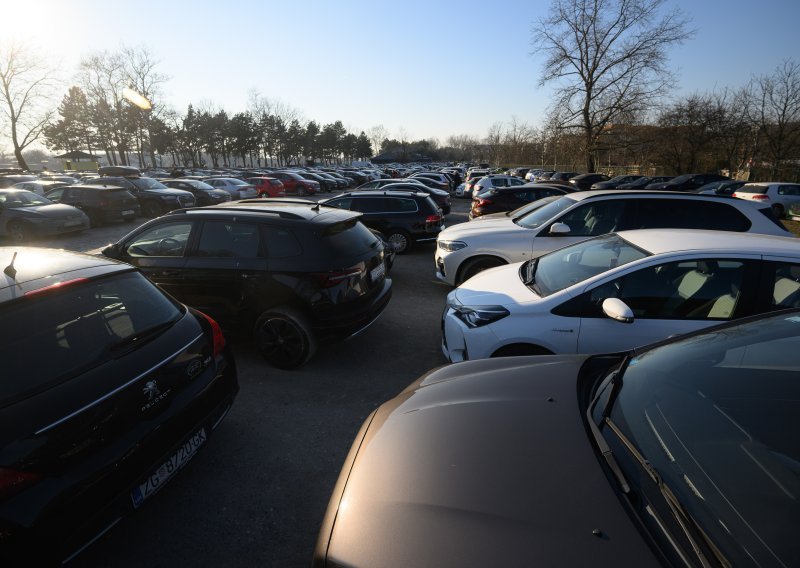 Izlazite iz dvorišta ili parkinga na cestu? Ovo pravilo mnogi vozači u Hrvatskoj ne znaju, a može vas skupo koštati