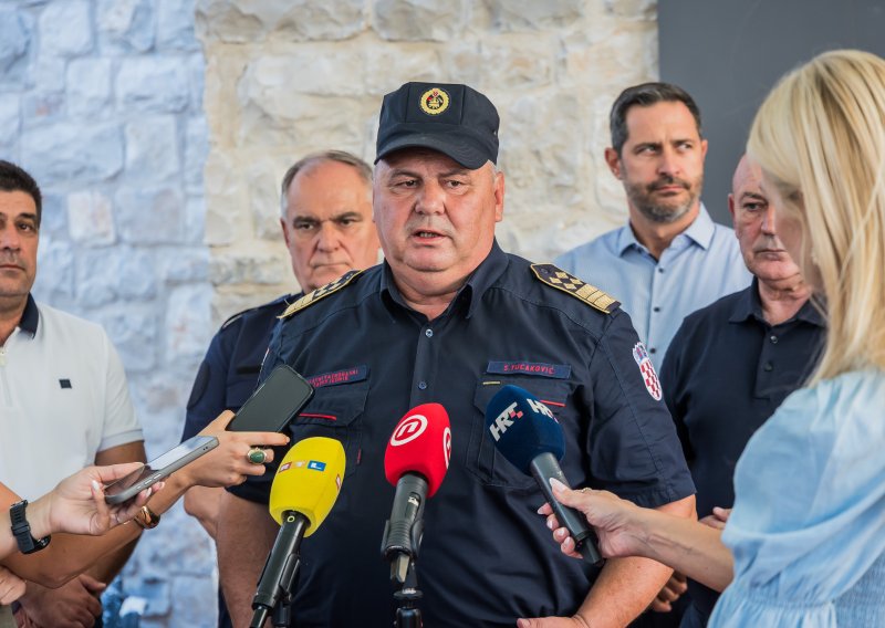 Tucaković: Kanaderi s Brača preusmjereni na područje Sevida, požar moramo brzo zaustaviti