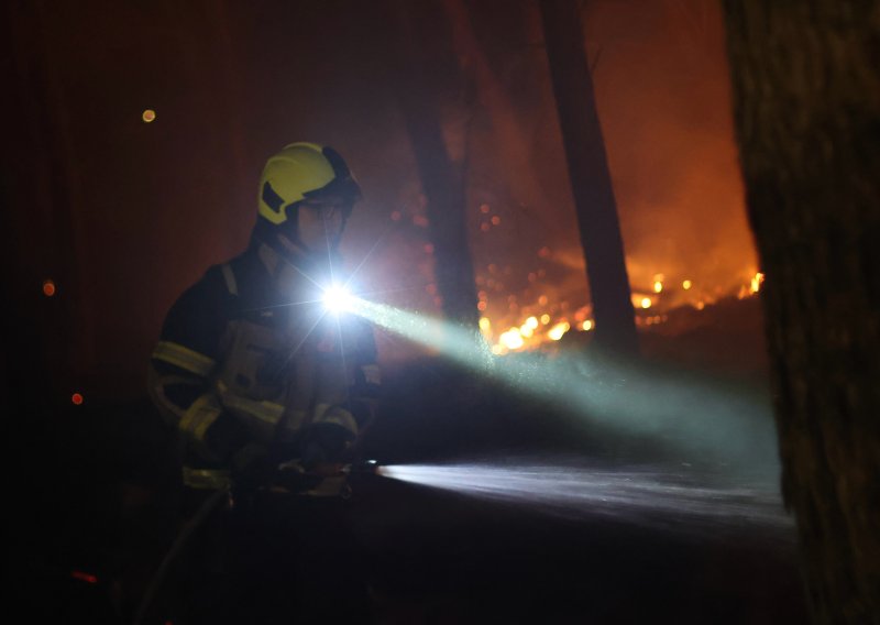 Vatrogasac u zadnji čas spasio ženu u Milni: 'Držala se za mul, već je poplavila'