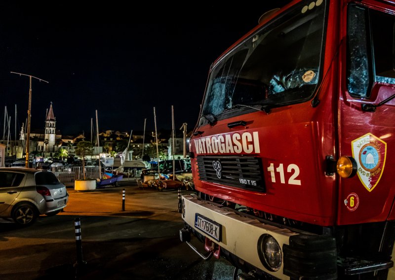 Lokaliziran je požar u Kaštel Sućurcu, dva vatrogasca ozlijeđena