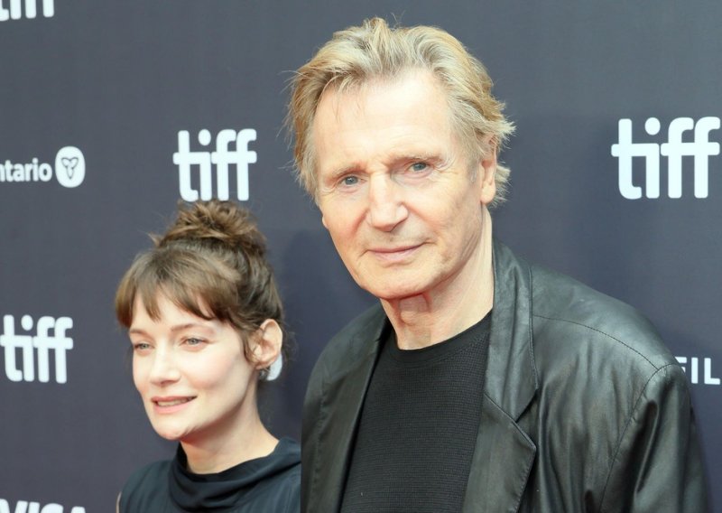 Nakon Pamele Anderson, Liam Neeson ponovno ljubi? Pojavio se s mlađom kolegicom držeći se za ruke