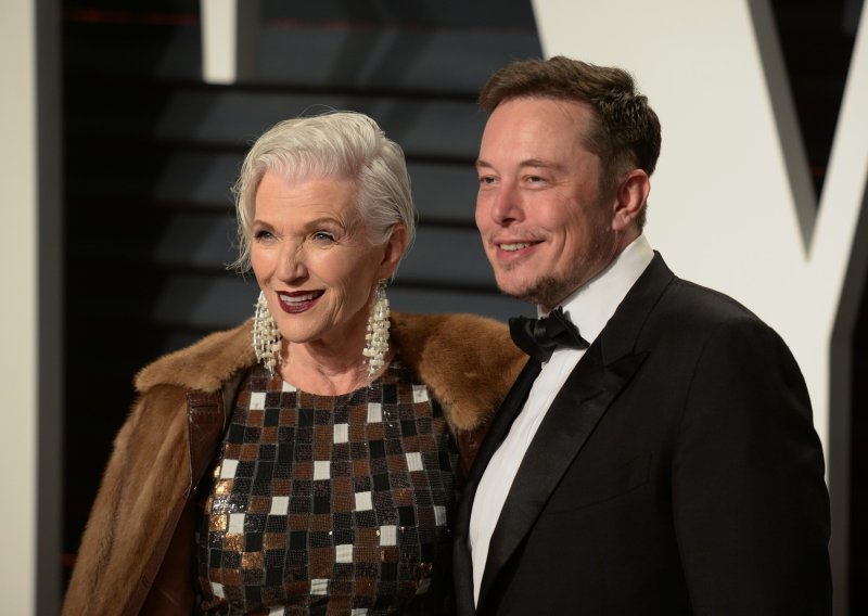 Maye Musk otkriva obiteljske tajne: 'Mahne rukom da izrazi emociju, a oni vide fašistički pozdrav'
